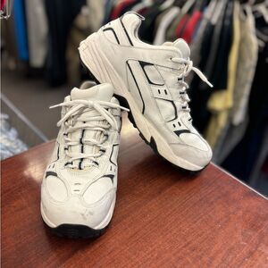 Red Wing mens 9.5 white  shoes